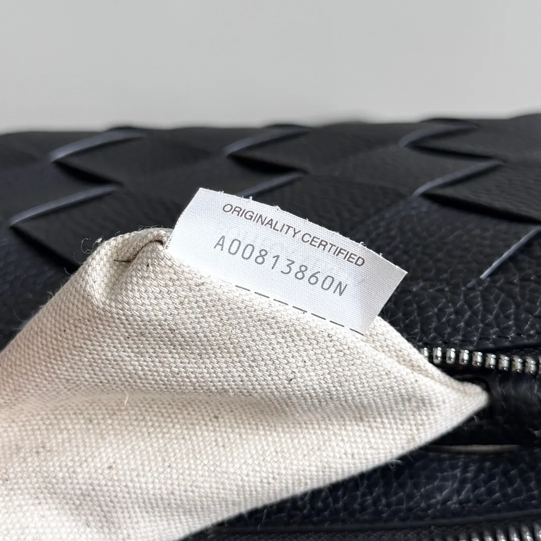 Batch 1720 BOTTEGA VENETA Bottega Veneta's 2025 new product Diago zipper backpack, a new summer bag [circle] This new men's crossbody bag is made of high-quality calfskin, with a natural texture as a whole. The gloss of the bag changes at any time with different lights. This seemingly simple bag is very attentive to details. , it must be carefully handmade to achieve this effect. The calfskin leather is delicate and soft, and it is particularly comfortable to carry close to the body. It also comes with a large zippered compartment and an open lining. When you go shopping and travel, having such a light and soft small bag can free your hands, reduce the burden of travel, and make you happier. Style number: 837112 Size: 25*15*5cm